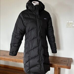 Patagonia Women's Black Down With it Parka size Large, detachable hood